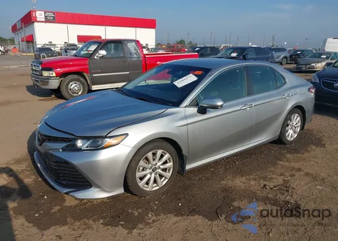 2019 Toyota Camry Le z USA, uszkodzony, nr VIN 4T1B11HK9KU781965